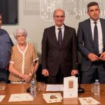 Javier Iglesias, Julián Barrera, Carmen la mujer del escultor, los hijos del autor, Antonio y Lydia Casillas, en la presentación de la Baraja