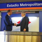 El presdinte del Atlético de Madrid, Enrique Cerezo (d), y el consejero de transportes, vivienda e infraestructuras de la Comunidad de Madrid, Pedro Manuel Rollán Ojeda.