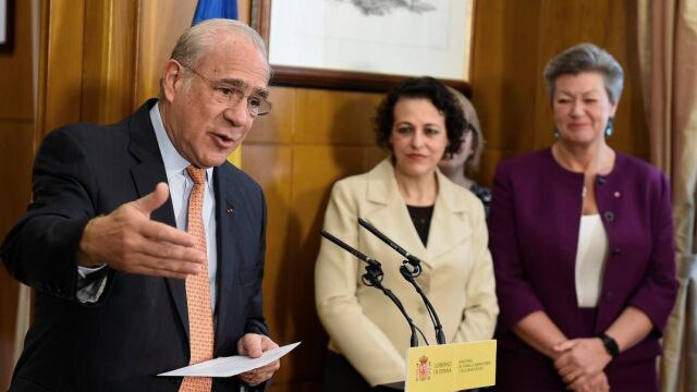 El secretario general de la OCDE, Ángel Gurría, con la ministra de Trabajo Magdalena Valerio, y su homóloga de Suecia, Ylma Johansson/Foto: Efe