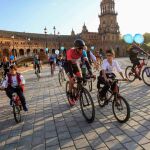 El deportista sevillano José Antonio Fernández, más conocido en el mundo del deporte como ‘Nene’, finalizó su reto solidario en la Plaza de España de la capital hispalense / Foto: Manuel Olmedo