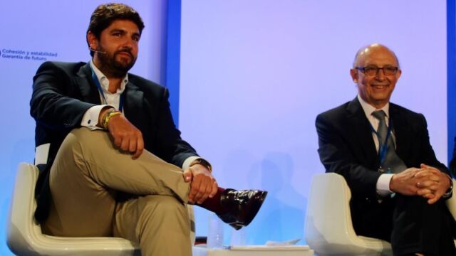 El presidente de la Comunidad, Fernando López Miras, junto al ministro de Hacienda, Cristóbal Montoro, ayer en Valencia
