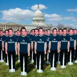 Cien figuras de cartón con el fundador y presidente de Facebook, Marck Zuckerberg, con camisetas en las que se lee «arregla Facebook», colocadas por el grupo activista ‘AVAAZ’, frente al Capitolio de Washington DC / Efe