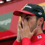 El corredor español del equipo Cofidis Jesús Herrada, se enfunda el maillot rojo como nuevo líder de la clasificación general. Foto: Efe