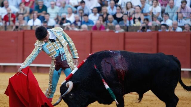 Juanito impartiendo un derechazo / Pagés Juanito impartiendo un derechazo / Pagés