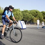 Perico Delgado sobre una bicicleta y tras unas gafas en las que veía el trazado del recorrido / Telefonica