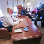 El presidente de EE UU, Donald Trump, posa para los fotógrafos en el Air Force One en la base de Andrews