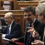 El ministro de Justicia, Rafael Catalá (c), junto al ministro de Hacienda, Cristobal Montoro (i), conversa con el ministro de Asuntos Exteriores, Alfonso Dastis (d).
