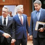 El ministro del Interior en funciones, Jorge Fernández Díaz, conversa con sus homólogos europeos, ayer, en Bruselas