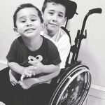 Rodrigo, en silla de ruedas, junto a su hermano Yago