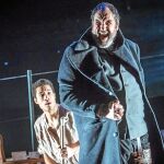 José María Pou metido en la piel del capitán Ahab a bordo del «Pequod». A su izquierda, Oscar Kapoya