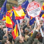 La plataforma España Ciudadana de Albert Rivera se congregó ayer en la Plaza de Isabel II bajo el lema «stop Sánchez, contra los indultos, elecciones ya»