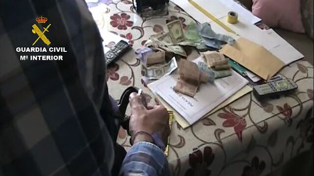 Un agente analiza el material incautado
