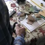 Un agente analiza el material incautado