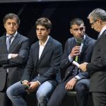 Los ciclistas Mikel Landa (2i) y Óscar Pereiro (2d) comentan las etapas junto a los presentadores de la gala, Perico Delgado (i) y Carlos de Andrés (d).