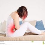 Mujer con dolor abdominal | Dreamstime