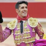 Alejandro Talavante saluda al público de Pamplona mientras daba la vuelta al ruedo, ayer