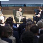 Un momento de la interesante charla que mantuvieron María Uraburu, doctora en biología, Antonio López, pintor y escultor y el director del Campus de Madrid, Ángel J. Gómez Montoro
