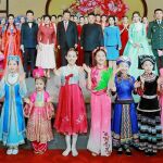 Xi Jinping y Kim Jong Un posaron junto a sus esposas en la última jornada de la visita del dictador norcoreano
