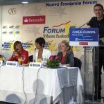 Arnaldo Otegi (d), durante el desayuno informativo en Bilbao