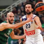 Nick Calathes (i), de Panathinaikos Athens, en acción ante Sergio Llull