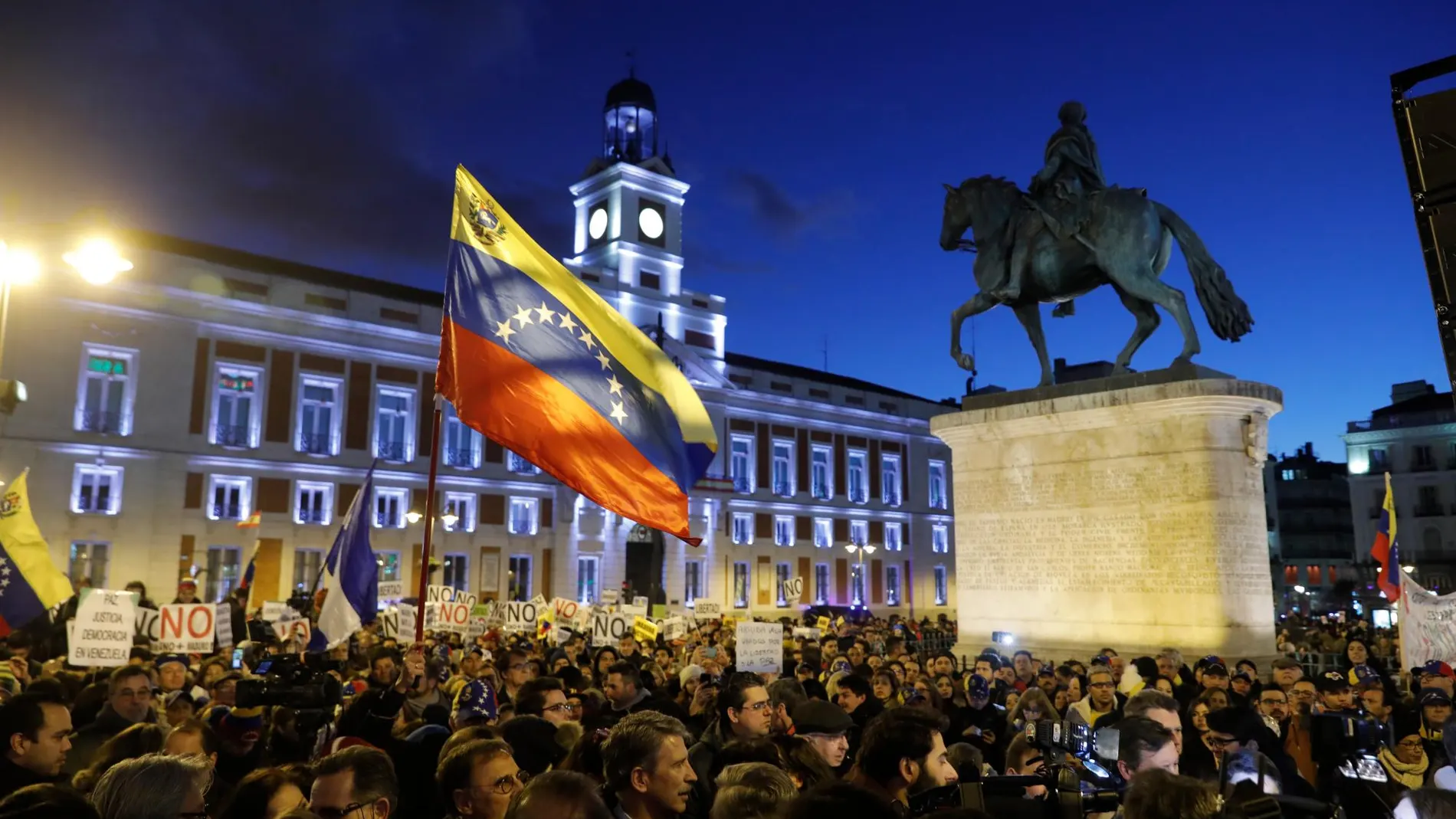 Miles de personas han acudido en la tarde de este sábado a la Puerta del Sol para mostrar su apoyo a Juan Guaidó.