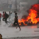 La lluvia torrencial sobre la Harare no logró apagar el fuego de las barricadas.
