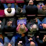 Los partidarios del «Leave», esto es, de la salida de la Unión Europea, se mantienen en sus tesis. En la imagen un acto de «brexiters» con el lema de «salir significa salir»
