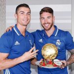 Cristiano Ronaldo recibió de manos de Sergio Ramos un plato que simulaba ser un Balón de Oro.