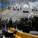 La Guardia Nacional Bolivariana corta el acceso a los manifestantes por las calles de Caracas.
