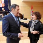 Sáez Aguado charla con la socialista Mercedes Martín, antes de presentar las cuentas