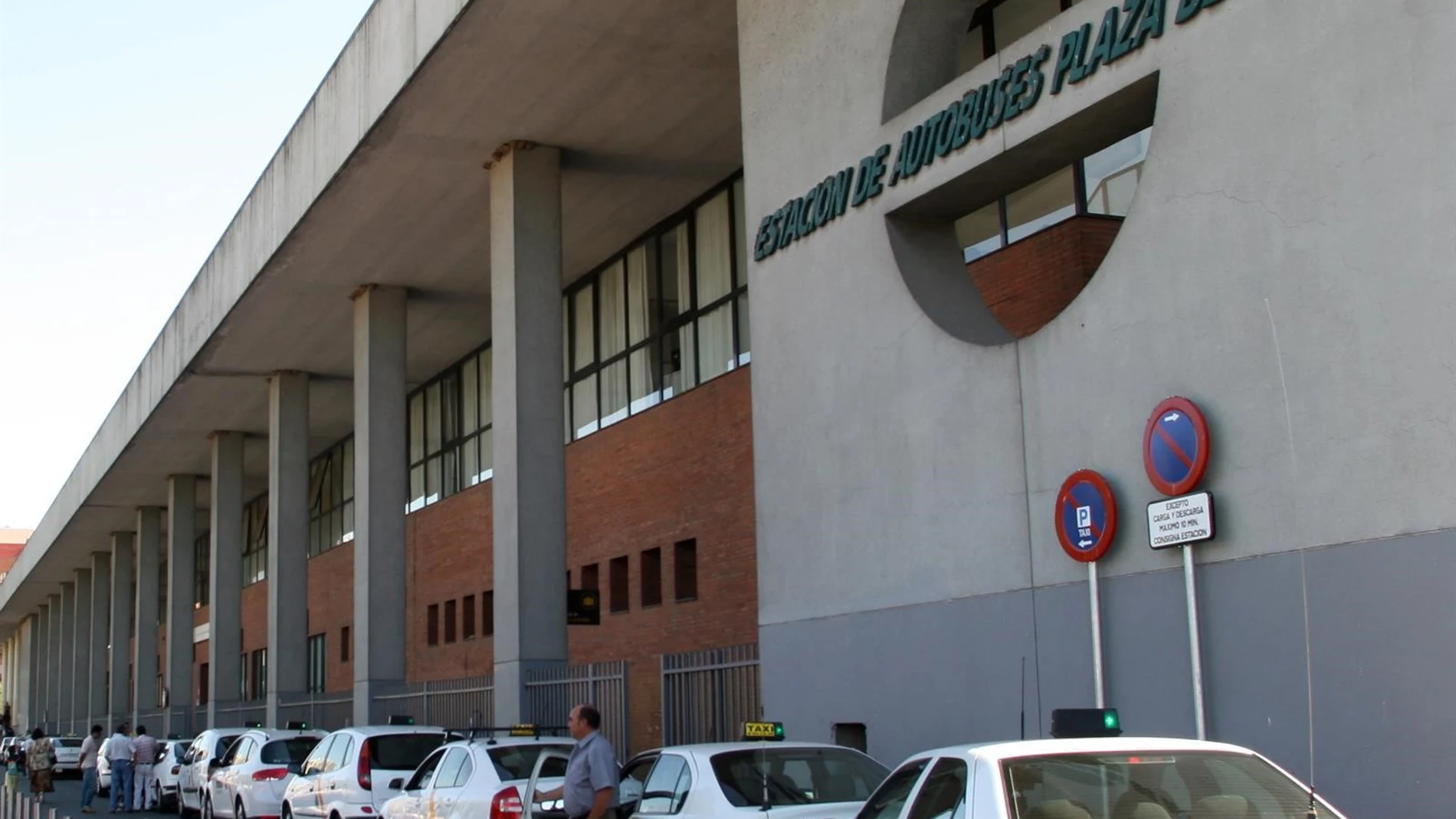 Taxistas en la estación de autobuses de Plaza de Armas, en Sevilla / Foto: La Razón