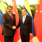Nicolas Maduro y el premir chino Li Keqiang se saludan durante su encuentro hoy en Pekín.