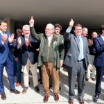 Suárez-Quiñones, Fernández Mañueco, Raúl de la Hoz o José Ignacio Delgado se concentran en las Cortes junto al presidente de la federación regional de caza, Santiago Iturmendi
