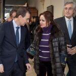 Silvia Clemente conversa con Germán Barrios, en presencia de José Luis Rivas