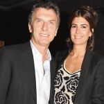 Cuando finalizó el debate que lo enfrentó a Scioli, Juliana apuró el paso y besó a su marido