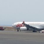 Un avión procedente de Manchester revienta dos ruedas al aterrizar en Tenerife Sur