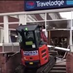 Captura del momento en que la excavadora arrasó la entrada de un hotel en Liverpool / YouTube