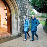 La «premier» Theresa May y su marido Philip acuden ayer a misa a su parroquia de Maidenhead