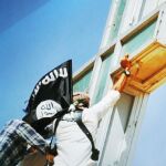 Montaje de la revista «Dabiq», órgano de propaganda del EI, en la que varios yihadistas derriban una cruz