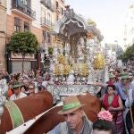 La hermandad de Triana, en la imagen durante su salida el pasado año, ha cumplido dos siglos de vida rociera