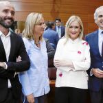 Cifuentes en la Asamblea, junto a los nuevos titulares de Cultura, Transportes y Sanidad, que debutaron ayer