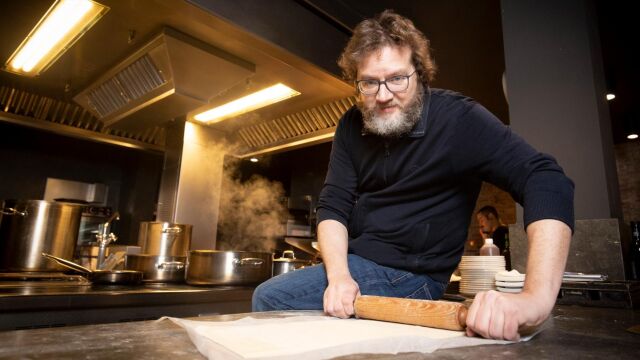 Rafa Peña en la barra del restaurante Gresca, en la que ofrece una cocina sin complejidades para aromizar con unos vinos muy seleccionados. Foto: Miquel González/Shooting