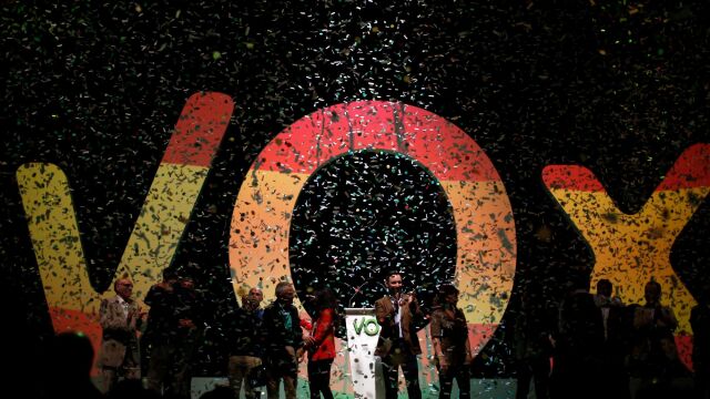 El líder de Vox, Santiago Abascal, recibe el aplauso de los asistentes tras uno de sus mítines