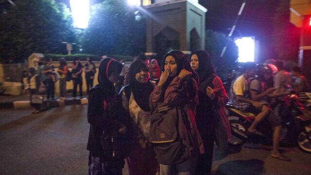 Residentes indonesios permanecen en la calle tras el terremoto registrado en Padang, Sumatra Occidenteal (Indonesia)