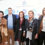 Foto de familia de las consejeras Rosa Valdeón y Alicia García con los representantes de las asociaciones de padres de afectados por autismo, Miguel Ángel Casas, Simona Palacios y Concepción Galán
