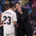 Solari da instrucciones a Reguilón en la banda del Bernabéu