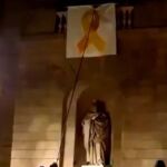 Lazo amarillo en el Ayuntamiento de Barcelona.