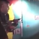 Momento en el que los bomberos fuerzan la cerradura del centro