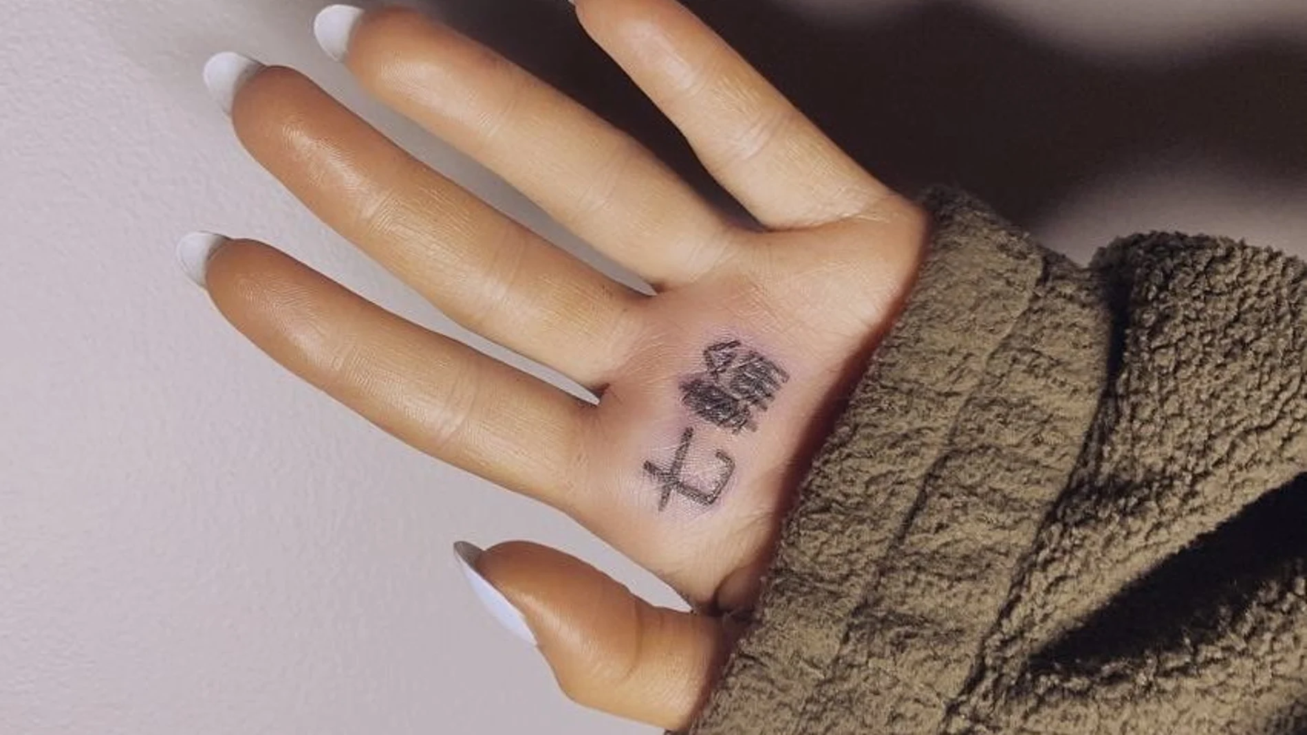 El tatuaje de Ariana Grande antes de ser "corregido"