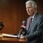 El mediador designado Daniel A. Pollack, habla con los periodistas durante una rueda de prensa
